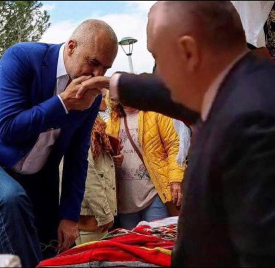 FOTO HUMOR/ Rrjetet sociale ironi me puthadorin Edi Rama