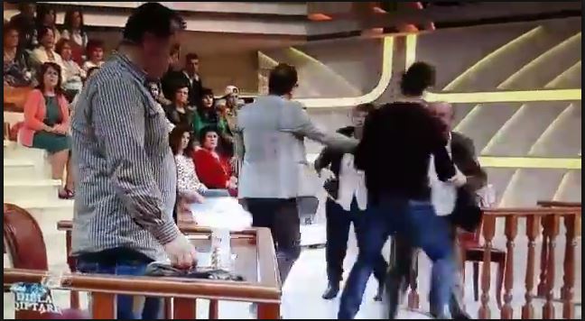 VIDEO/ Prindërit sharje e goditje me të birin “live” te “Shihemi në gjyq”, nënës i bie të fikët dhe shembet në skenë