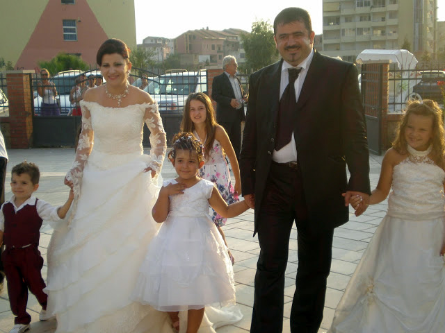 FOTO LAJM/ “Kaubojsi”, heq kapelën, uron “Ditën e Verës” në mënyrë origjinale