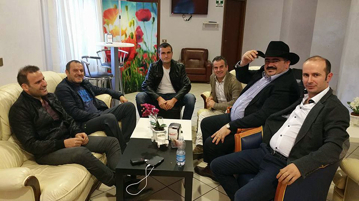 FOTO LAJM/ Në Parlament “bëhet nami” me vezë, “Kaubojsi” i shton gardërobës edhe tre kapele