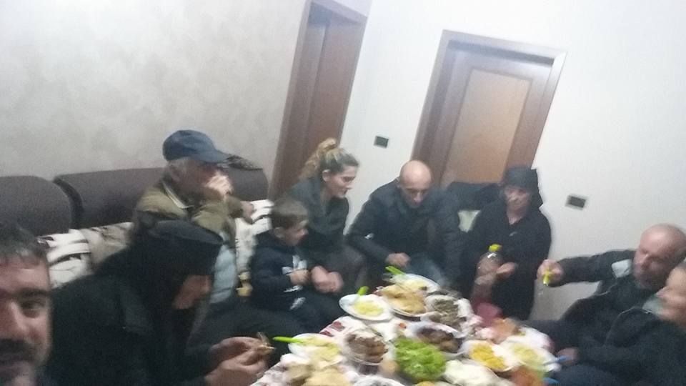 Eduard Ndocaj poston tavolinën e tij të Vitit të Ri