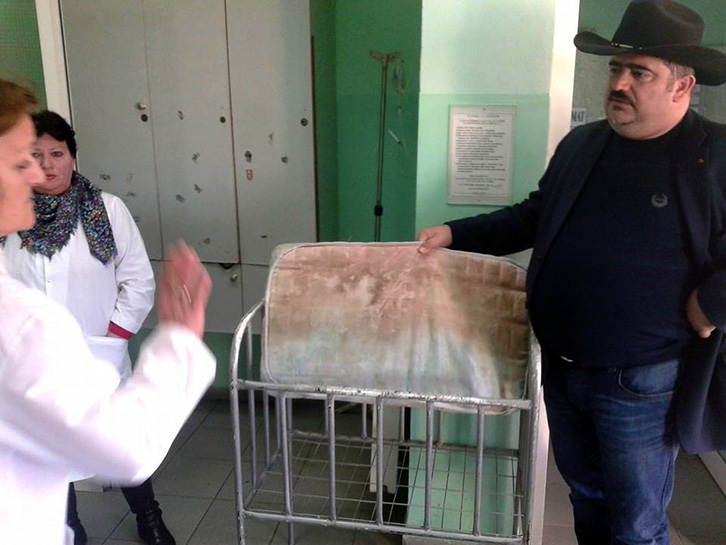 FOTO/ Drejtori i Spitalit të Lezhës nuk i hap telefonin, “kaubojsi” vizitë surprizë, “ia skuq” atij dhe Beqajt