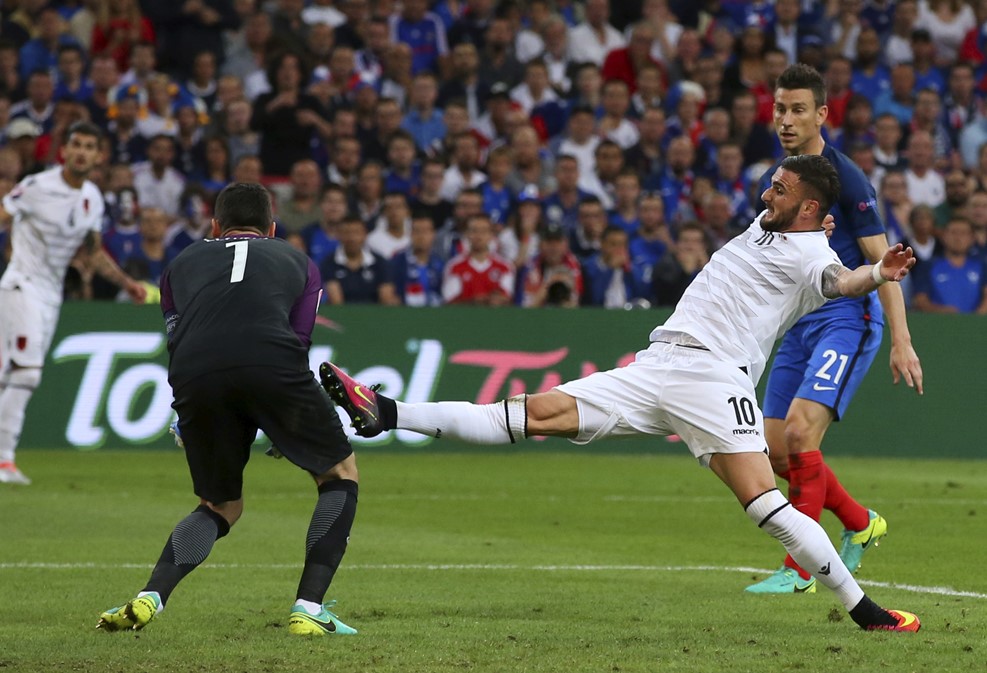 EURO 2016/ Fillon pjesa e dytë, shtylla shpëton Francën