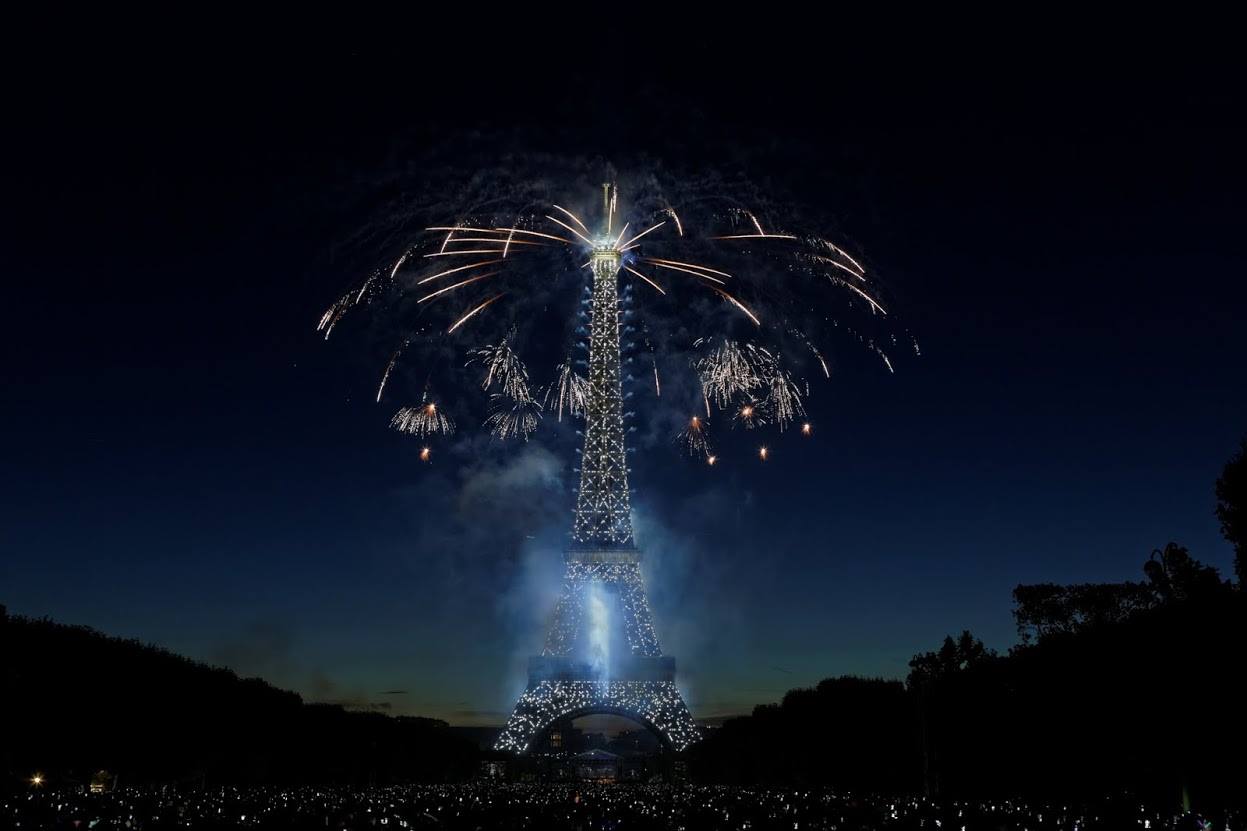 FOTOGALERI/Spektakli i magjishëm i Tour Eifel