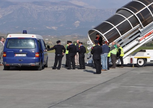 Rinas, ekstradohet vrasësi dhe grabitësi i dy bashkëshortëve në Fier
