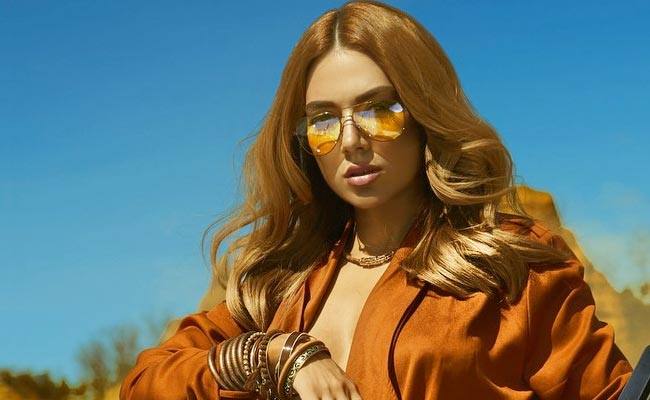 FOTO GALERI/ Elvana Gjata e drejton veturën me këmbë… lart!