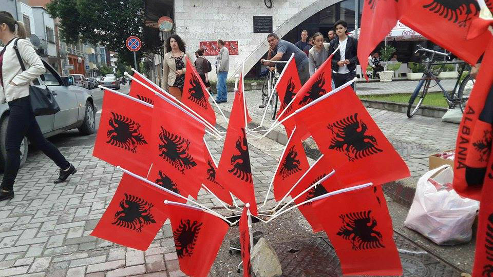 FOTO GALERI/ Elbasani vishet kuq e zi