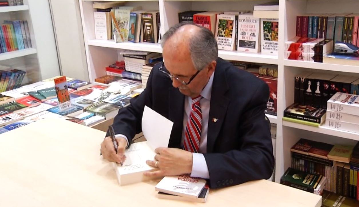 “Shqipëria në Tranzicion”, gazetari Elez Biberaj prezanton në Tiranë ribotimin