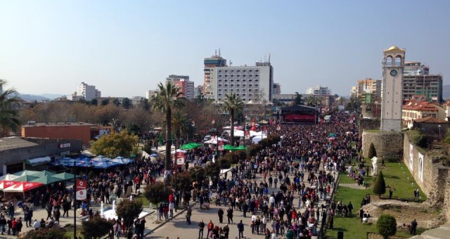 Festohet  në Elbasan, qyteti i ballokumeve mirpret mijëra qytetarë për Ditën e Verës
