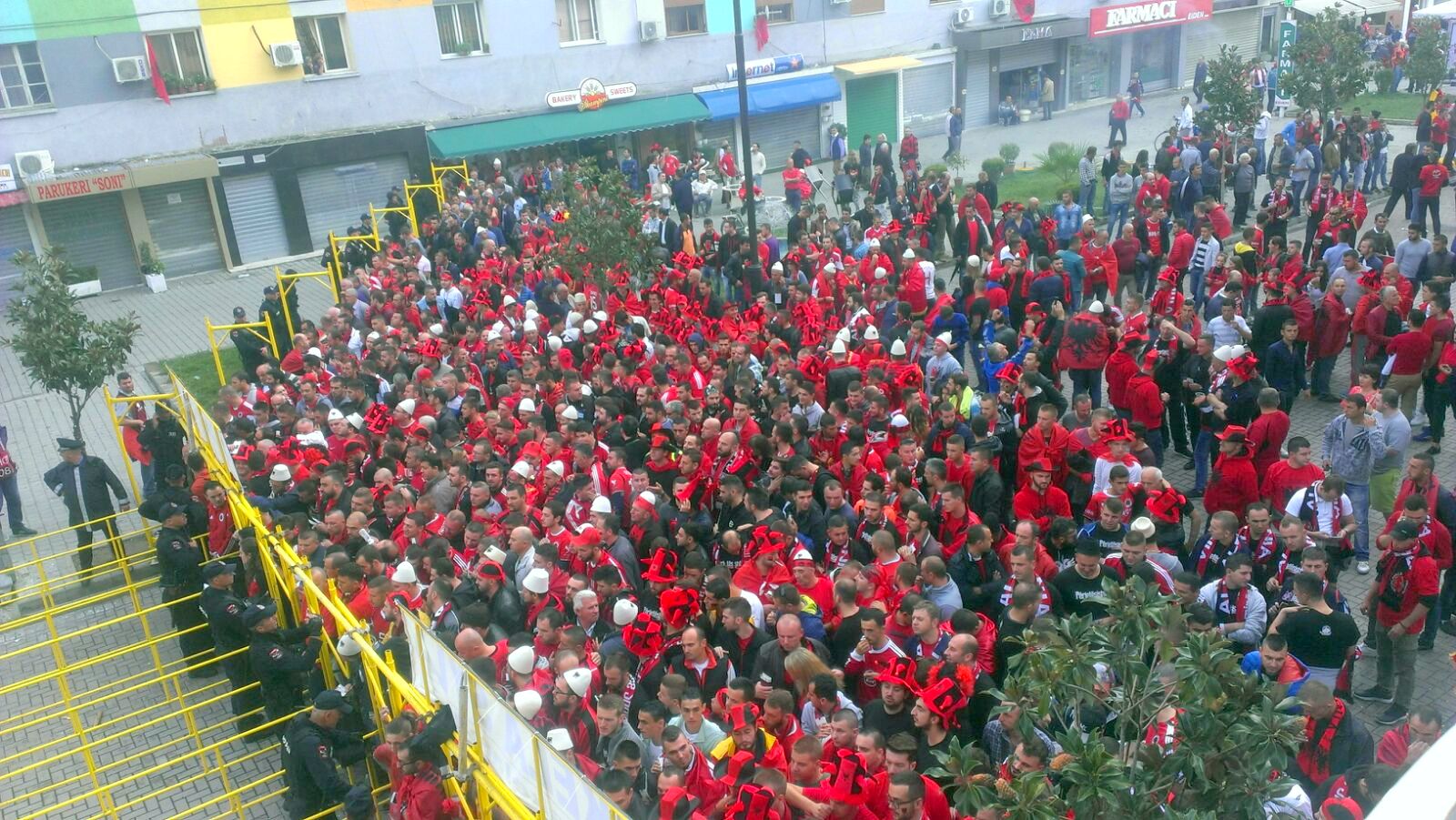 Gardhe policësh për kontrollin e tifozëve në hyrje të stadiumit