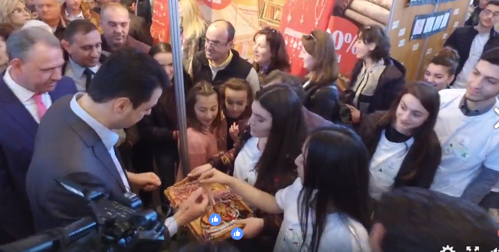 Basha në Elbasan në “Ditën e Verës”, biseda më shitësin e mjaltit