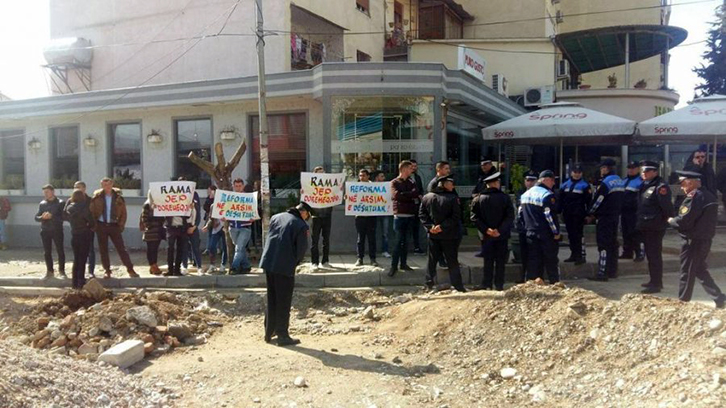 FOTO GALERI/ Edi Rama pritet me protesta, i kërkojnë dorëheqjen edhe në Elbasan