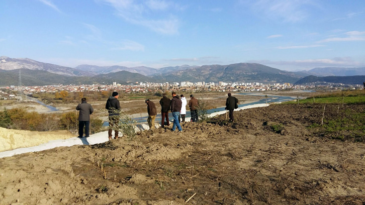 VIDEO/ Rruga Elbasan – Cërrik, rrezikon 20 shtëpi, banorët në protestë edhe për moskompensimin