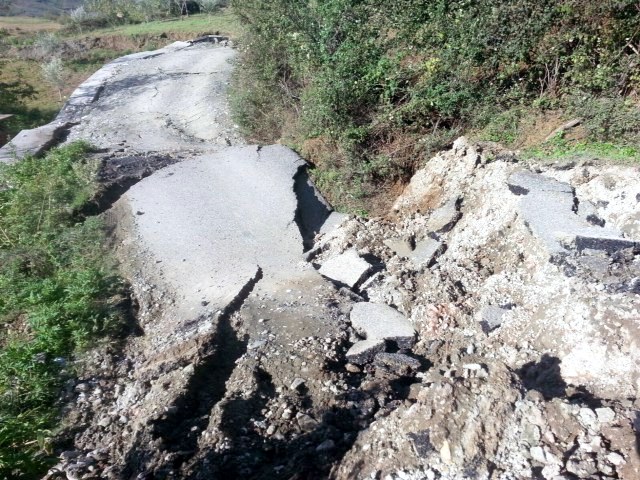 VIDEO/Shembet rruga në Elbasan, 12 fshatra në izolim