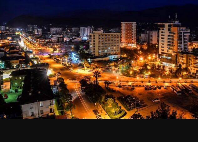 Elbasani shkundet nga lëkundje misterioze, banorët i kap paniku