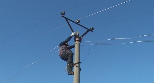 Elektricistin e zë korrenti, mbetet varur në shtyllë