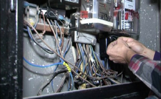 Vlorë, vdes në spital elektriçisti që u godit me levë në kokë