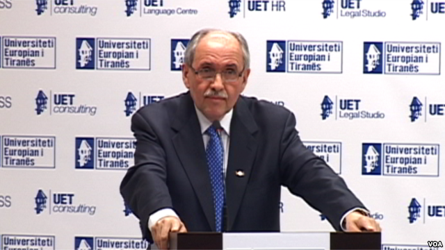 Elez Biberaj: Shqiptarët të pakënaqur me nivelin e ekonomisë, korrupsoni në të gjitha nivelet e qeverisjes dhe të shoqërisë