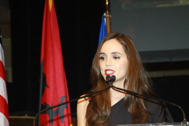 FOTO/ Eliza Dushku “gozhdon” me dokumentarin “Dear Albania”, 217 milion amerikan para TV PBS