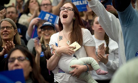 FOTO/ Ushqen vajzën me gji gjatë fushatës