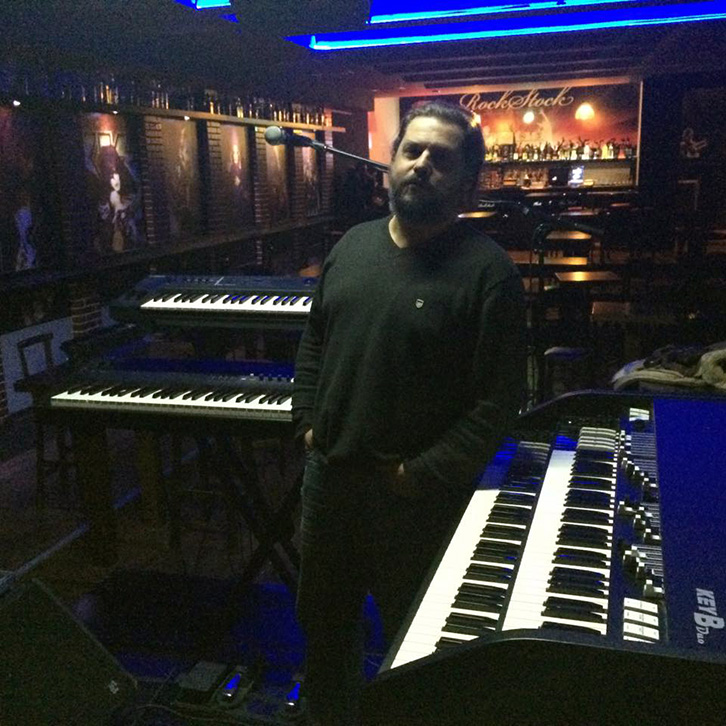 Tatimet e policia kontroll te lokali Elton Dedës, ja reagimi i kantautorit për “baballarët e kombit”