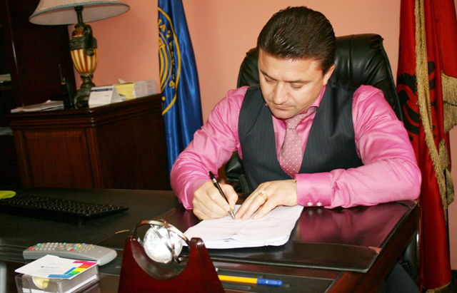 ‘Mayor’ Elvis Rroshi reagon  ndaj vendimit të PD