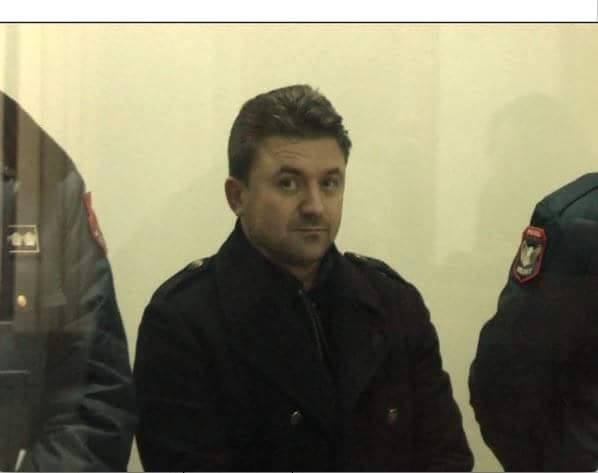 Elvis Roshi  në pranga, foto qarkullon në rrjetet sociale