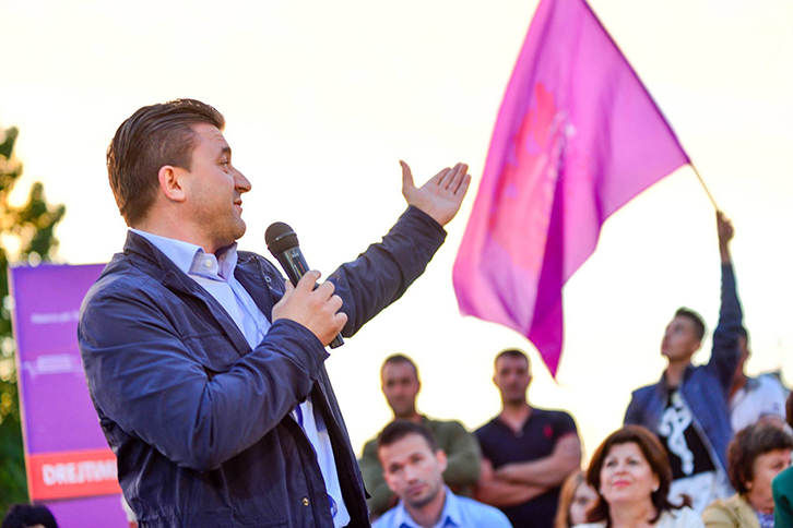 Të punësuarit e bashkisë dhe socialistët të Kavajës në protestë: Rroshi mos ik