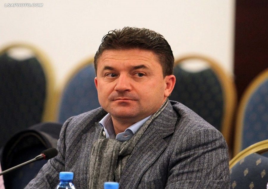 Elvis Roshi dërgon “karrigen” në Kushtetuese