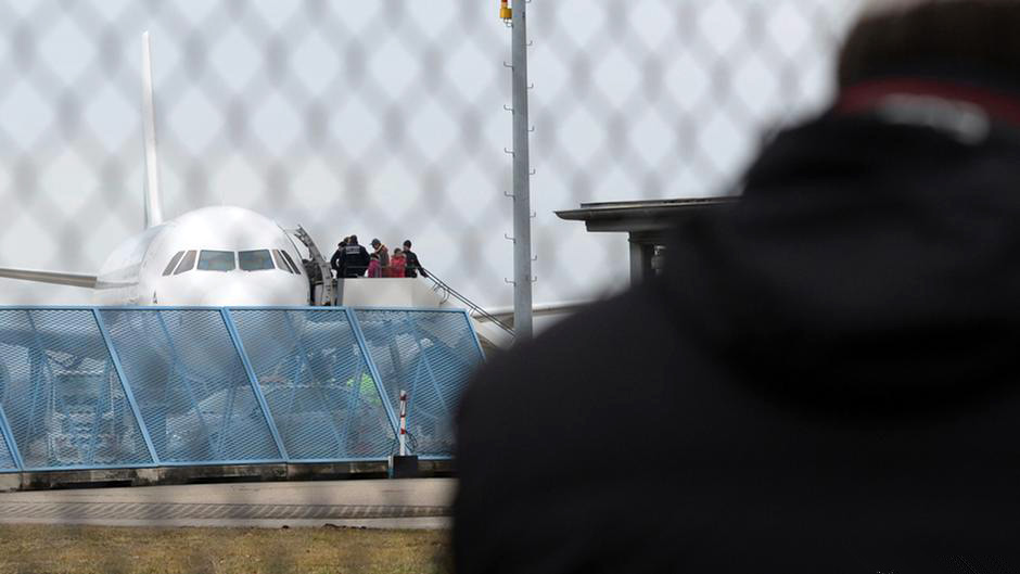 Masa për frenimin e azilkërkuesve, Gjermania shqyrton ndalimin e udhëtimit