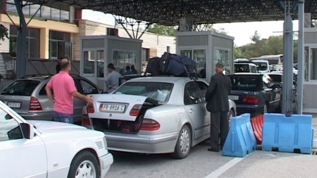 SHERRI ME RAMËN/Greqia i kthehet vesit, ndalon emigrantët shqiptarë në kufi