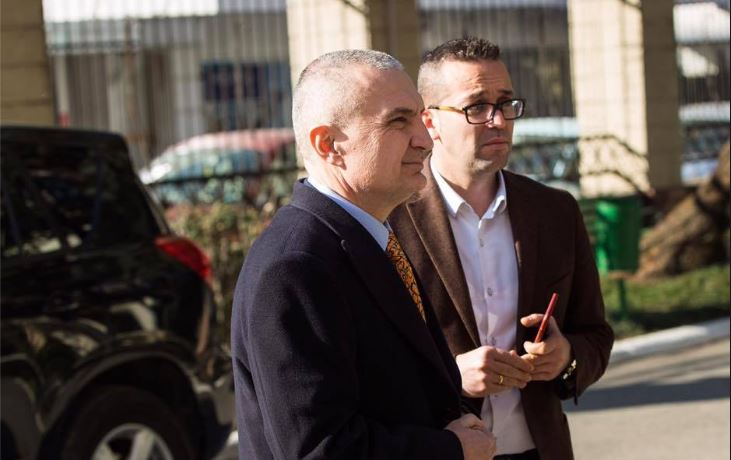 Keshilltari i Metës, ja ku i fton për kafe protestuesit e cadrës