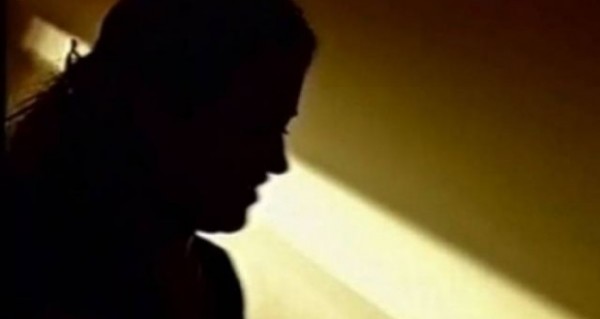 “Hamshori” i futet në shtëpi, tenton të përdhunojë 70 vjeçaren