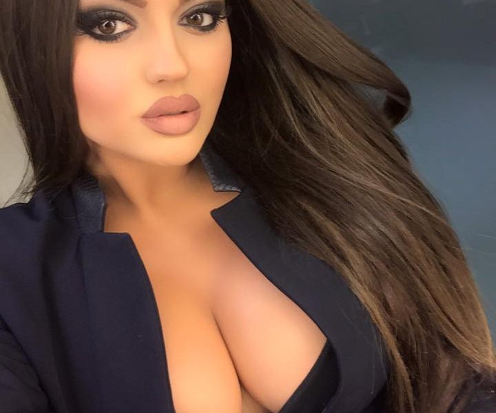 Befason Enca: Puthje pasionante me një mashkull me ngjyrë. A është ky i dashuri?