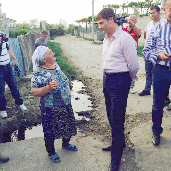 Enkelejd Alibeaj në zonat e përmbytura, mes ujërave të zeza dhe pa ujë të pijshëm