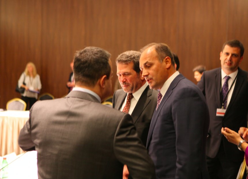 Ministri Hoxhaj, polemika të ashpra me Dacic në Varshavë