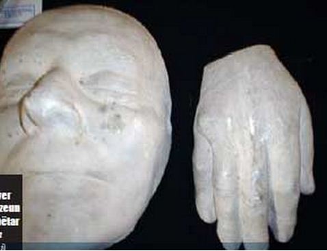 FOTO/ Maska e vdekjes së Enver Hoxhës, kthehet në “antihomazh”