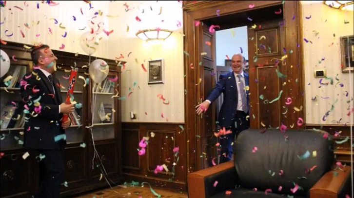 VIDEO/ Ministri Panariti ka ditëlindjen sot, ja surpriza dhe dhurata e stafit…!