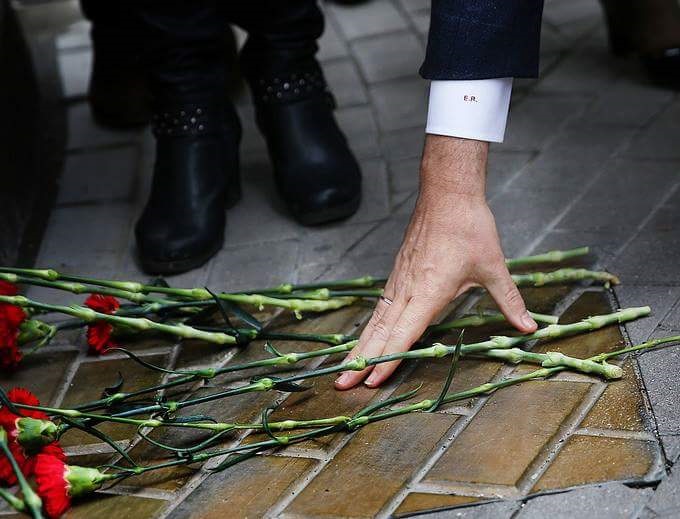 FOTO LAJM/ Këmisha e kryeministrit me inicialet E. R. …!