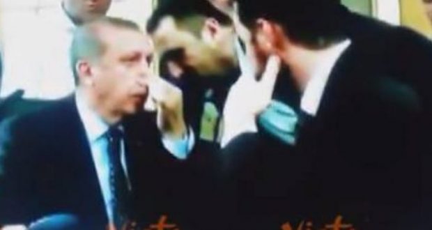 VIDEO/ Momenti kur Erdogan merr vesh për grusht shtetin – nga truproja e tij!