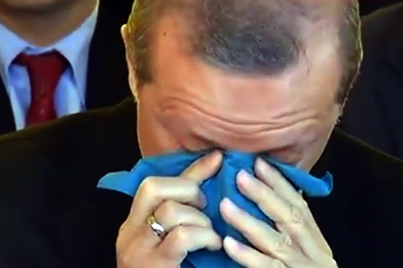 VIDEO/ Çifti Erdogan përlotet nga recitimi i vajzës shqiptare