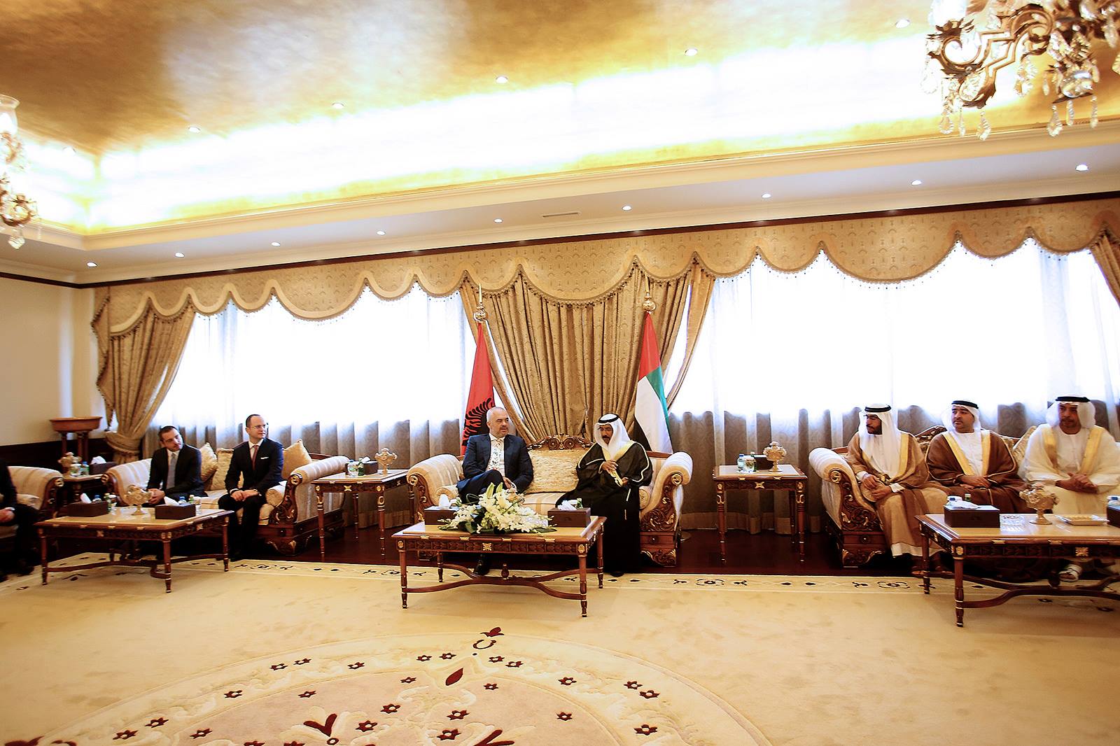 Kryeministri Edi Rama vizitë në Emiratet e Bashkuara Arabe, merr premtime për rritje investimesh në Shqipëri