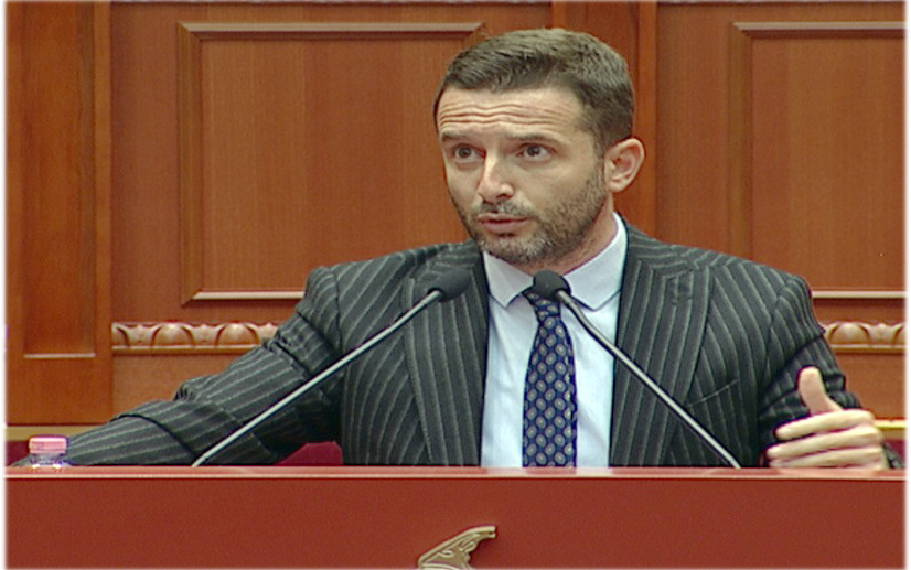 VIDEO/Erion Braçe, ja si shan shefin e qarkullimit ne Lushnje