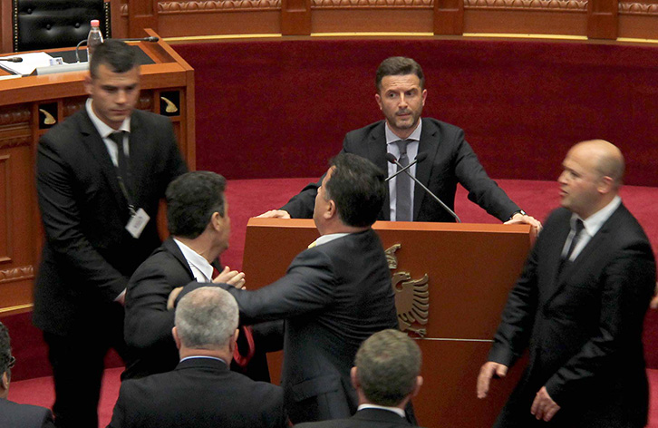 VIDEO LAJM/ Erion Braçe “i jep gojës”, por nuk është aq trim sa duket. Ja fyerjet, sharjet e tij ndër vite