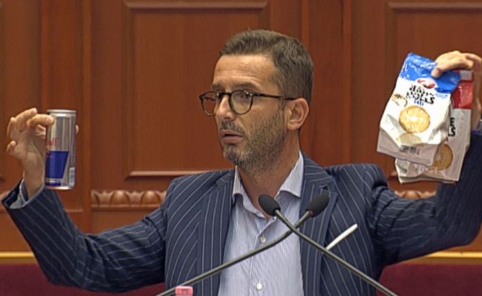 Erion Braces i ik petlla,fyen deputetët: Ti je buce, ti tjetri mos bëj si qen