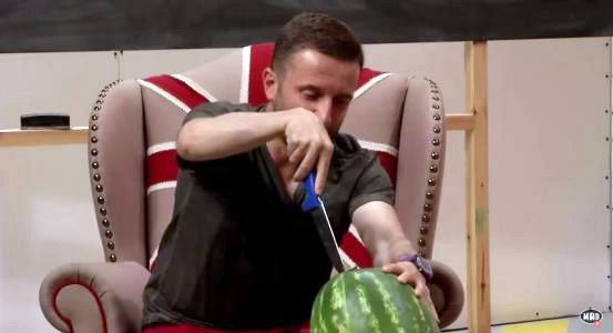 VIDEO/ Deputeti i Myzeqesë…, por një shalqi nuk e pret dot!