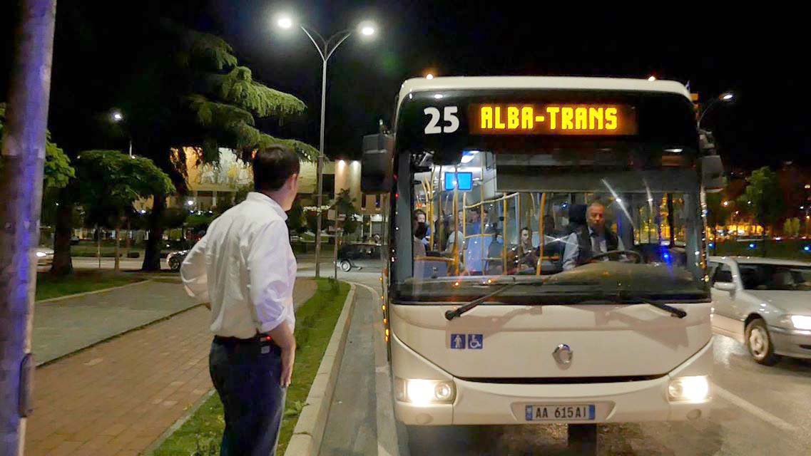 FOTO LAJM/ Autobusi ndalon në kundërvajtje për Erion Veliajn…, Komisariati Dixhital duhet të bëjë detyrën