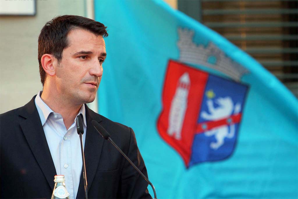 Rrihet me shpulla Erion Veliaj në zyrën e tij, shkelm edhe shefes së kabinetit