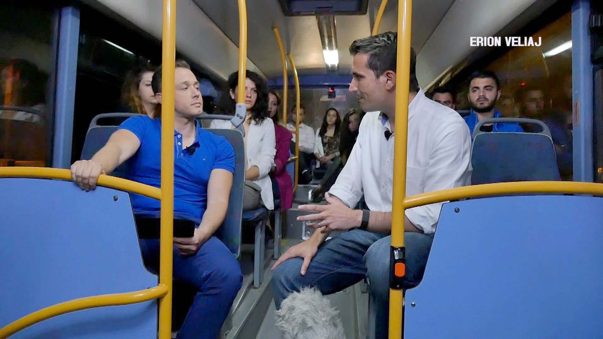 FOTO LAJM/ Qentë nuk lejohen në autobus…, por jo kur shoqërohen nga Erion Veliaj