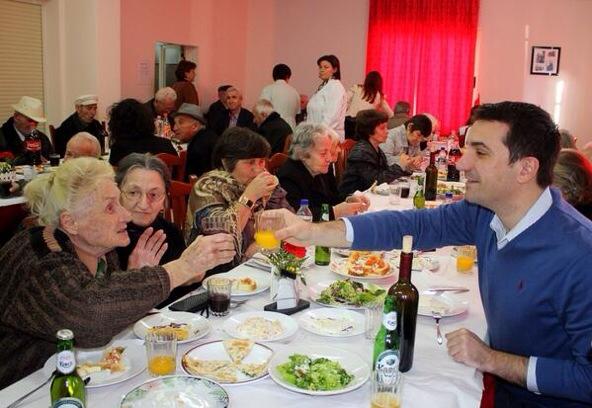 Veliaj: Transport dhe kafe falas për të moshuarit